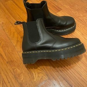 DR MARTENS CHELSEA BOOTS